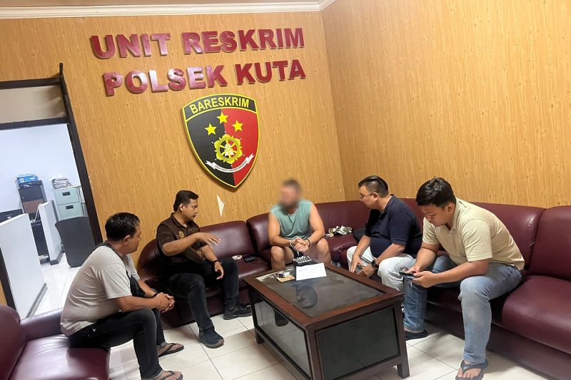 WNA Italia pelaku tindak asusila di depan rumah warga Bali saat diamankan polisi di Denpasar, Senin (18/9/2023.(gemapos/ant)